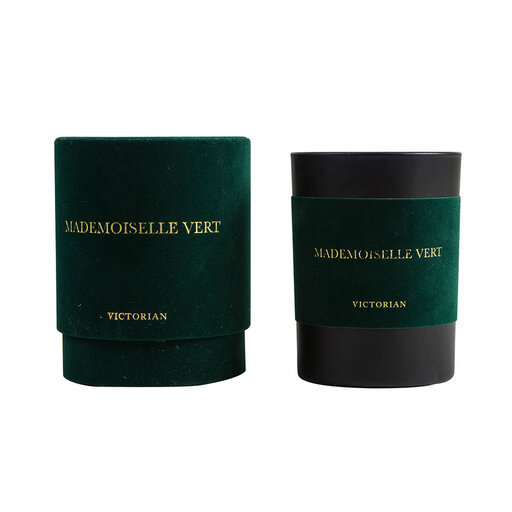 Victorian Velvet Levres Rouges - Doftljus i svart glaskopp med sammetsdetalj. Med doft av vanilj med inslag mysk. Brinntid 45 timmar. Lämna aldrig ett brinnade ljus obevakat. Håll borta från barn och djur. Glaset kan bli varmt, placera ljuset på en lämplig värmetålig yta. Underhåll ljuset och klipp av veken var tredje timme.