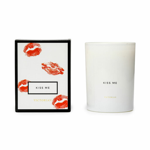Kiss Me -Ett stilrent doftljus med doften av tropiska kryddor och persika. Brinntid 45 timmar. Lämna aldrig ett brinnade ljus obevakat. Håll borta från barn och djur. Glaset kan bli varmt, placera ljuset på lämplig varmresident yta. Underhåll ljuset och klipp av veke var tredje timme.